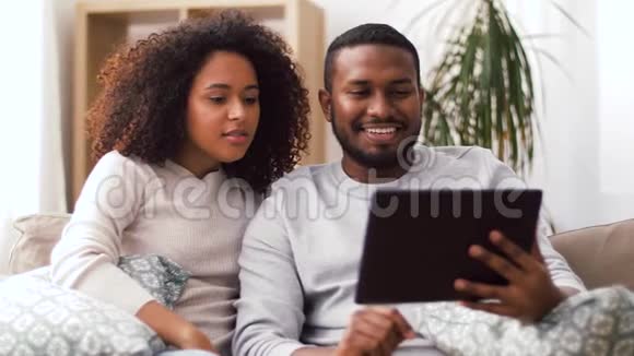 一对在家拍平板电脑的情侣视频的预览图