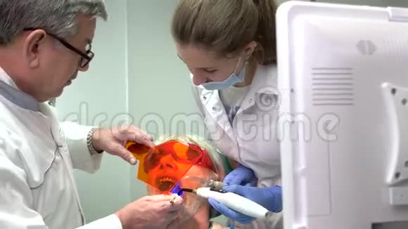 牙医使用紫外线视频的预览图