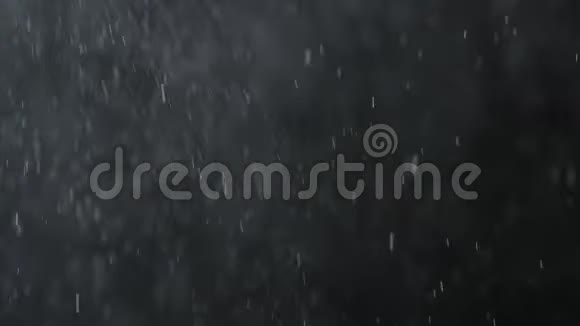 黑色背景下的雨或雪视频的预览图