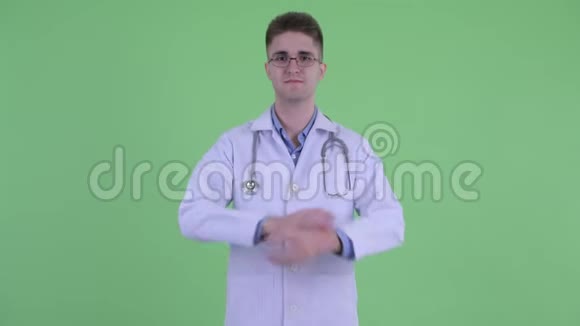 快乐的年轻医生双臂交叉微笑视频的预览图