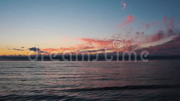 海上日出拉脱维亚波罗的海绚丽的日落视频的预览图
