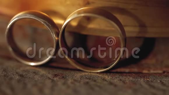 阳光下的婚礼戒指宏观特写金银钻石珠宝视频的预览图