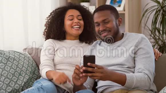 带智能手机的非裔美国人夫妇视频的预览图