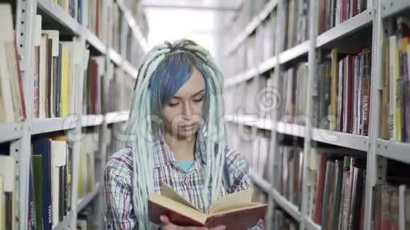 高校图书馆迷人女学生读本画像视频的预览图