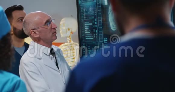 医生向他的同事解释视频的预览图