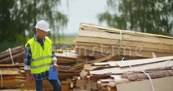 从事木材工业的工程师视频的预览图
