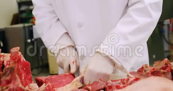 男屠夫切生肉视频的预览图