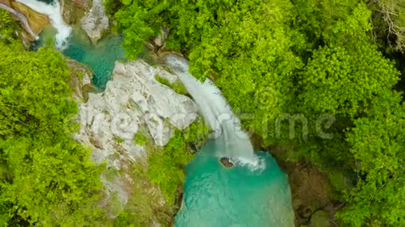 美丽的热带瀑布菲律宾宿务视频的预览图
