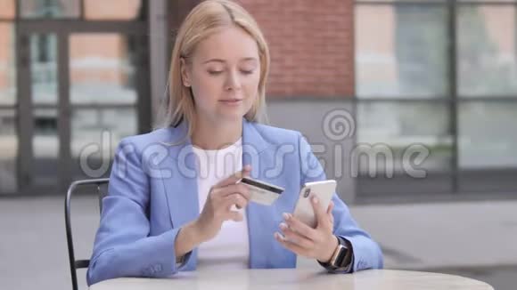 青年女商人智能手机网上购物视频的预览图