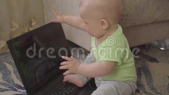 带电脑的新生儿视频的预览图
