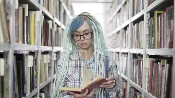 在图书馆看书的迷人年轻女子的画像视频的预览图