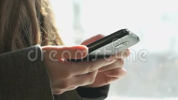 女孩用智能手机看照片视频的预览图