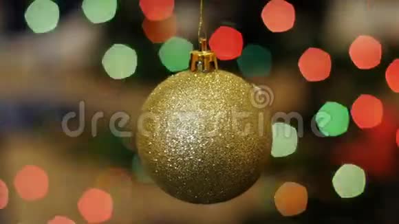 圣诞金球在后台旋转视频的预览图