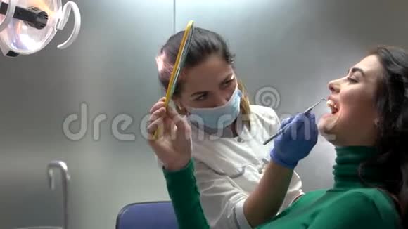 牙医和病人拿着镜子视频的预览图
