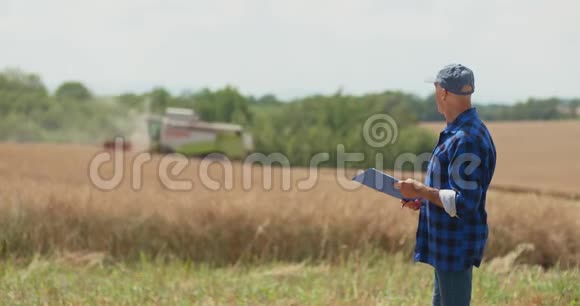 成熟的男性农民在农场的剪贴板上写作现代农业视频的预览图