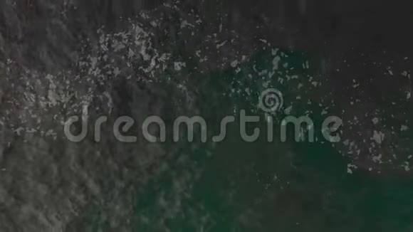黑色沙滩鸟瞰图视频的预览图