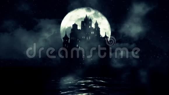 海中一座大规模的黑城堡夜晚升起一轮满月视频的预览图