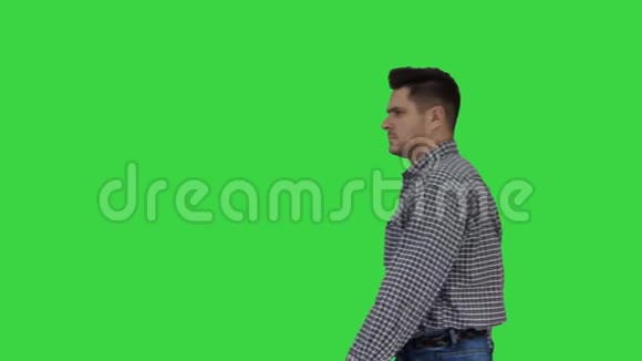 休闲男子走在绿色屏幕上Chroma键视频的预览图