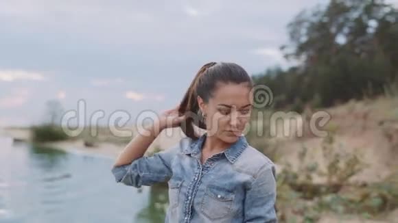 美丽的女孩沿着海岸散步视频的预览图