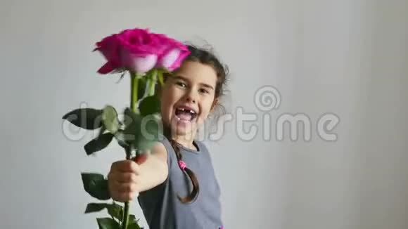 少女送花玫瑰开心视频的预览图