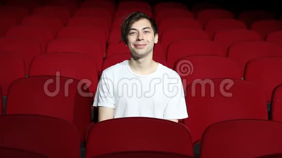一个人独自坐在空荡荡的电影院或剧院里视频的预览图