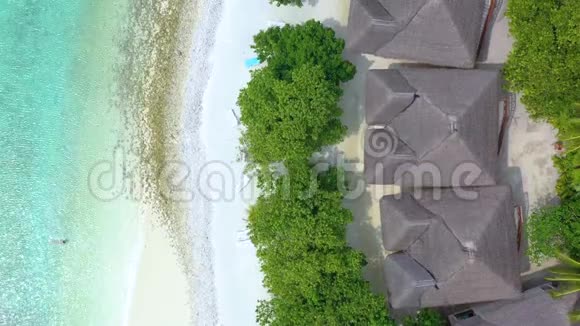 带无人驾驶的热带异国海岛的空中俯视图视频的预览图