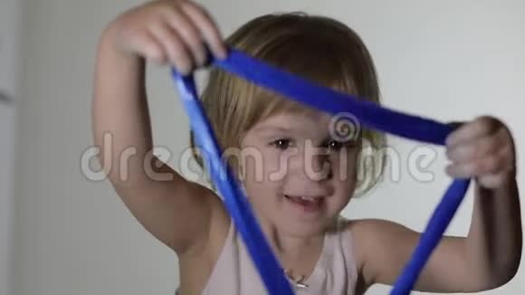 孩子喜欢做黏液孩子玩手工制作的玩具黏液视频的预览图