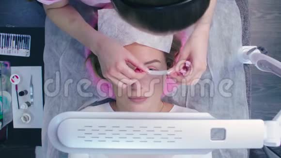 美容院的睫毛延长手术视频的预览图