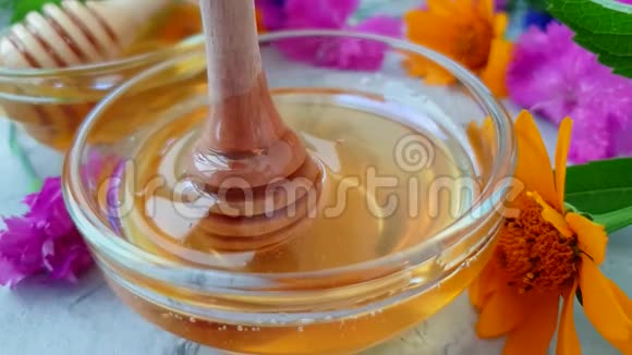 鲜蜜花金盏花甜品液有机混凝土背景视频的预览图