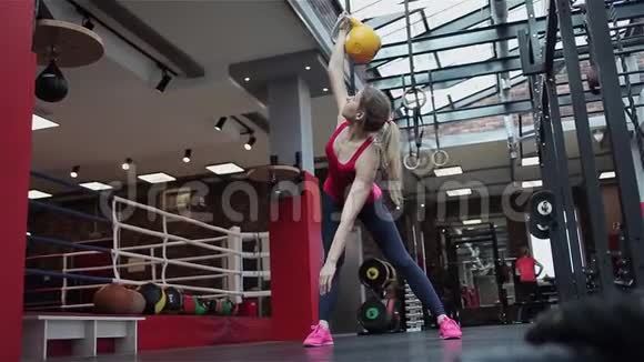 水壶健身年轻的女运动员在健身房做力量练习视频的预览图