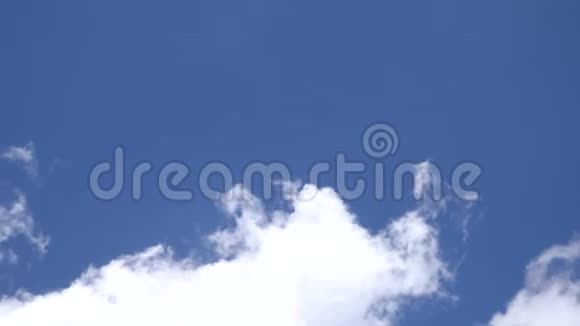 下午白云在蓝天上移动的时间流逝视频视频的预览图