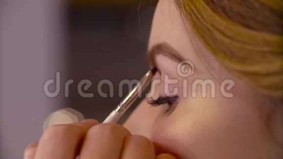 化妆师纠正眉毛的形状视频的预览图