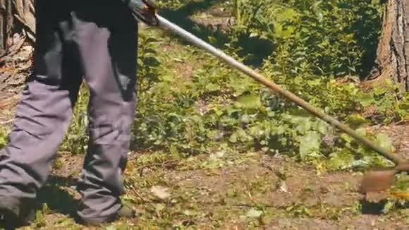 男子用便携式割草机割草慢动作视频的预览图