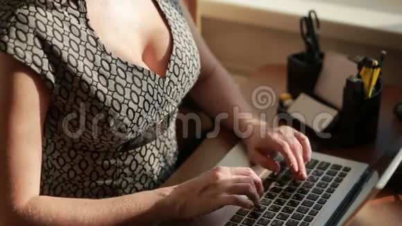 为一台笔记本电脑工作的女商人视频的预览图