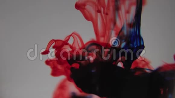 红色白色和蓝色液体视频的预览图