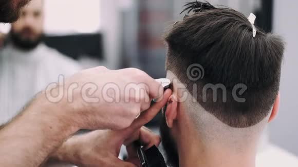 一个理发师理发的人视频的预览图