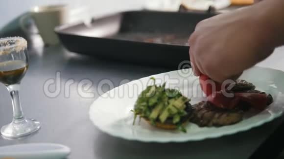 厨师在餐厅的盘子里端牛排视频的预览图