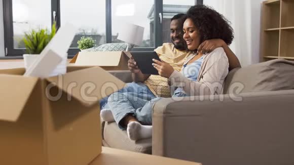 新家有平板电脑的幸福夫妻视频的预览图