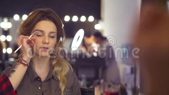 化妆师纠正眉毛的形状视频的预览图