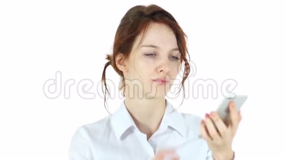 女性在智能手机上浏览白色背景视频的预览图