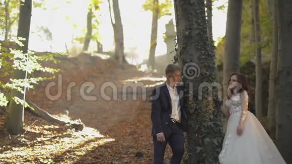在森林公园和新娘新郎新婚夫妇幸福家庭视频的预览图