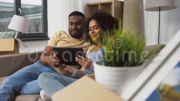 新家有平板电脑的幸福夫妻视频的预览图