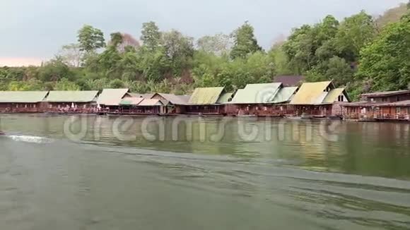 泰国西北部的葵河上的平房视频的预览图