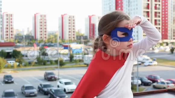 城市背景下的超级英雄视频的预览图