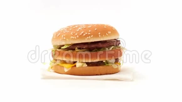 白色背景的美味汉堡视频的预览图