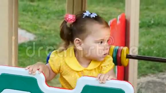 微笑的小女孩在公园里玩她喜欢旋转木马视频的预览图