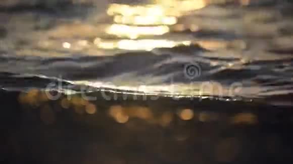 美丽的海浪和日落时的天空变动视频的预览图