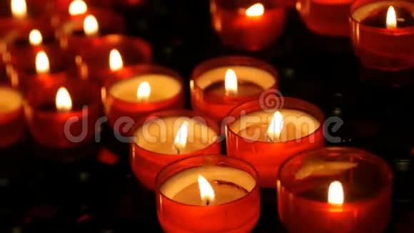在天主教教堂点燃红色的圆烛视频的预览图