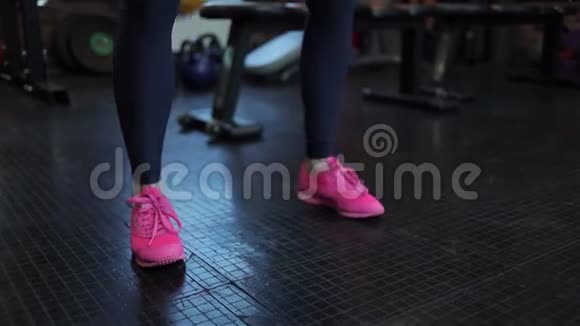 水壶健身年轻的女运动员在健身房做力量练习视频的预览图