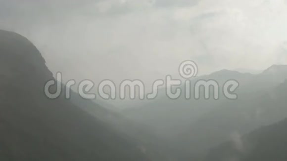 雾中山的美丽景色视频的预览图